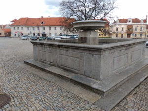 Kamenná kašna je dominantou náměstí ve Vlachově Březí