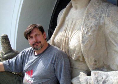 Sochař Richard Rudovský se sochou